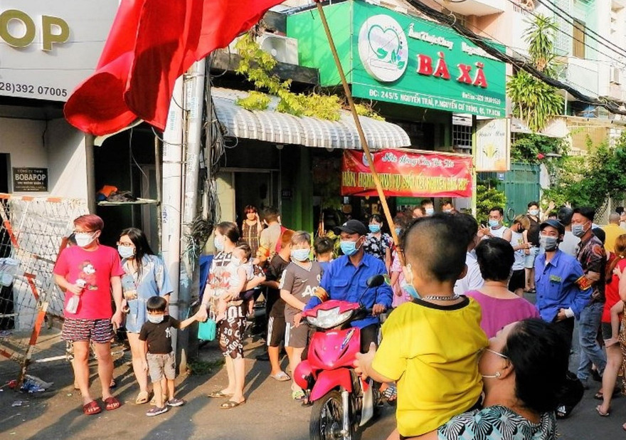 Người dân vui mừng khi được gỡ phong tỏa (ảnh:HCDC)