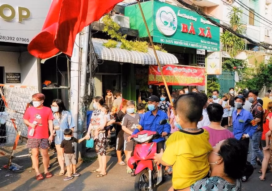Người dân Mả Lạng (Q.1, TPHCM) vui mừng được gỡ phong tỏa chiều mùng 4 Tết (ảnh: HCDC)