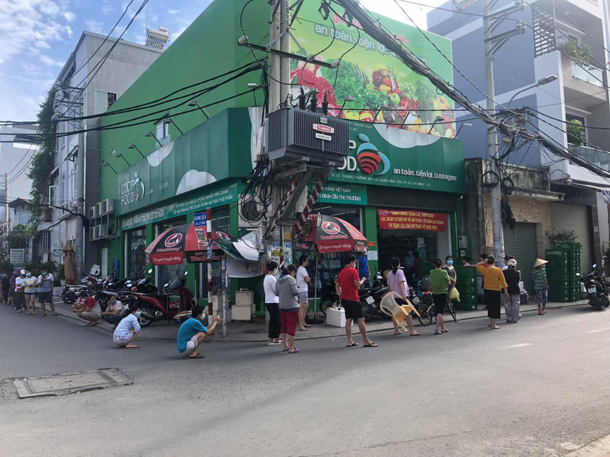 Đi chợ không phải xách giỏ mà cần xách theo... ghế