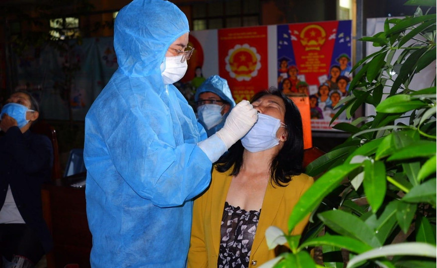 Lấy mẫu xét nghiệm COVID-19 (ảnh: HCDC)