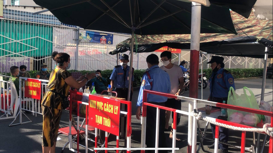 Người dân tiếp tế đồ ăn cho người bị cách ly ở chung cư Sen Xanh