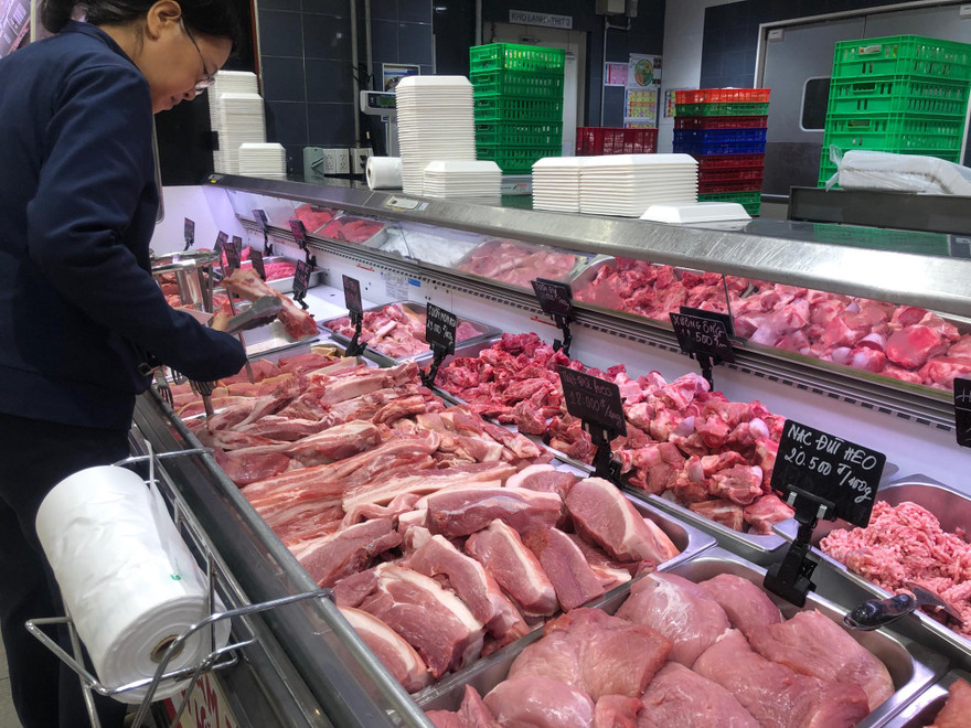 Thịt heo trong một số siêu thị, cửa hàng tiện lợi vẫn cao ngất ngưỡng