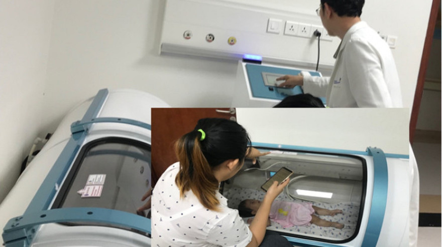 bác sĩ dùng "lồng oxy cao áp" phục hồi não cho bệnh nhi