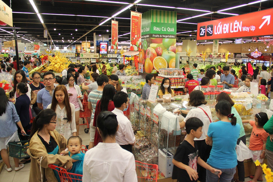 Tấp nập người dân đến siêu thị mua sắm tết ngày cuối tuần