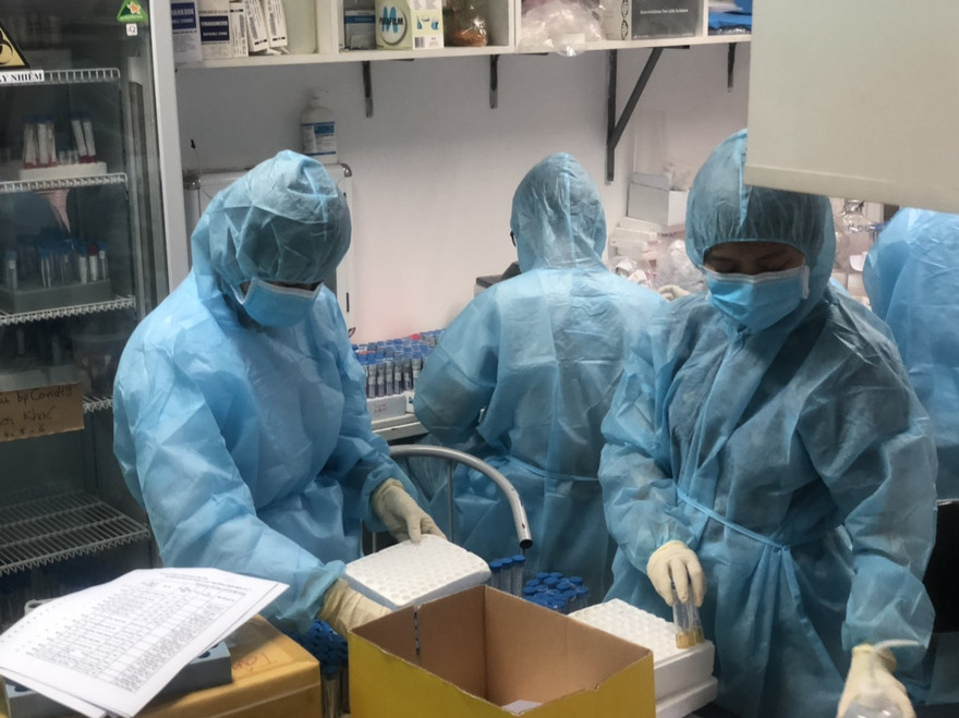 Lấy mẫu xét nghiệm COVID-19 tại Viện Pasteur