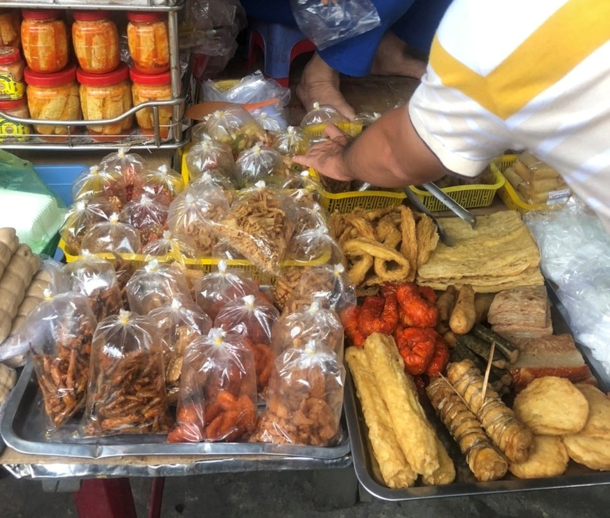 Thực phẩm chay không nhãn mác "trần mình" cho khách lựa chọn