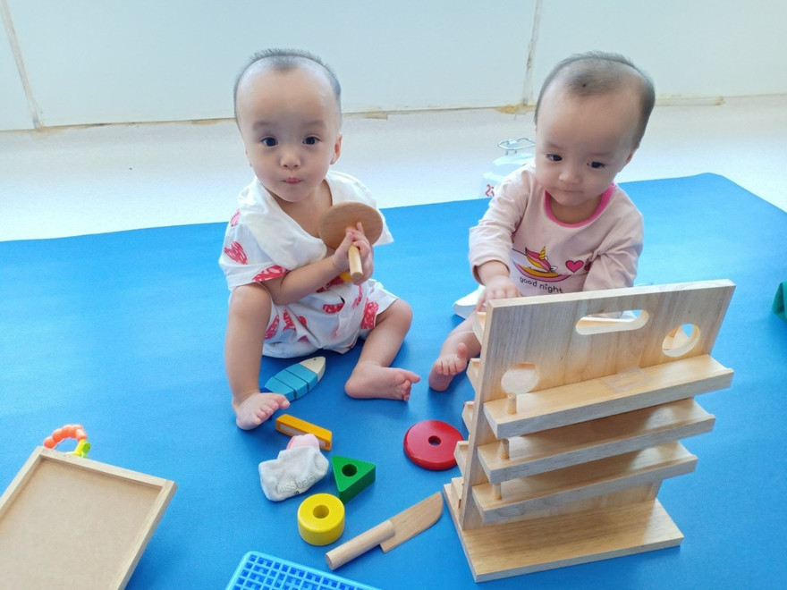 Dự kiến trong 2 tháng tới, cặp sonh Nhi có thể đứng vững và tập đi (ảnh:BVCC)