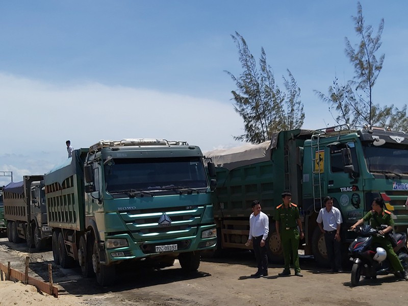 Các xe chở cát cho Công ty Cổ phần Free Land bị lực lượng chức năng bắt giữ vào ngày 11/5
