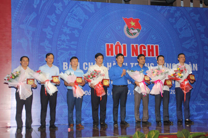 Bí thư thứ nhất T.Ư Đoàn Lê Quốc Phong tặng hoa cám ơn các anh chị thôi tham gia BCH T.Ư Đoàn khóa XI