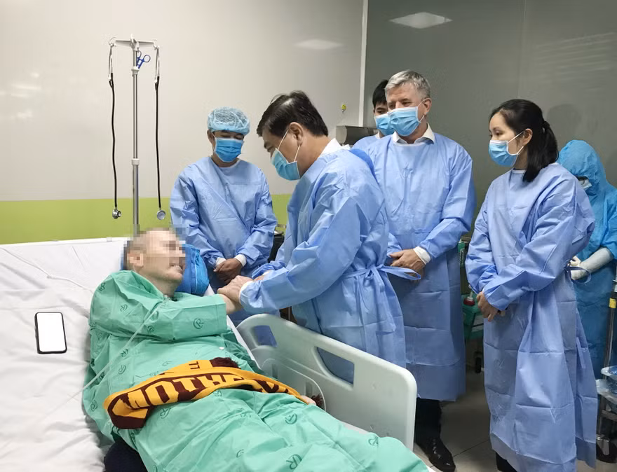 Bệnh nhân 91 vui mừng bắt tay lãnh đạo TPHCM (ảnh: BVCC)