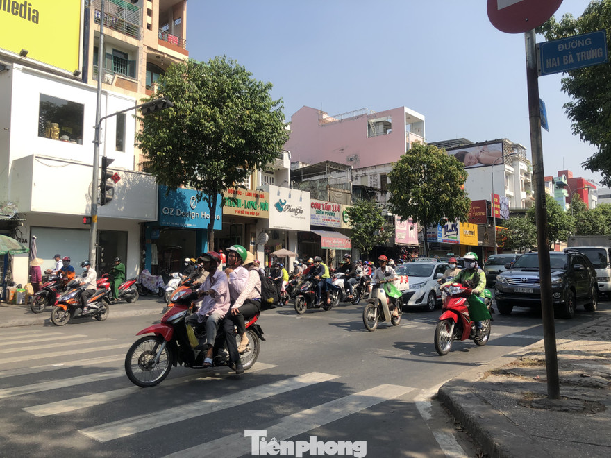 Đường sá Sài Gòn dần tấp nập hơn
