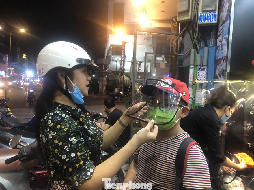 Mũ chống dịch Cocid-19 được nhiều phụ huynh chọn mua cho con 