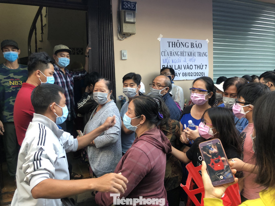 Cả ngàn người xếp hàng từ 2-3h sáng trước điểm bán khẩu trang y tế giá bình ổn