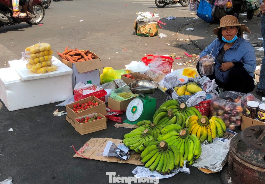 Thơm mini Thái Lan được người bán giới thiệu ở lề đường