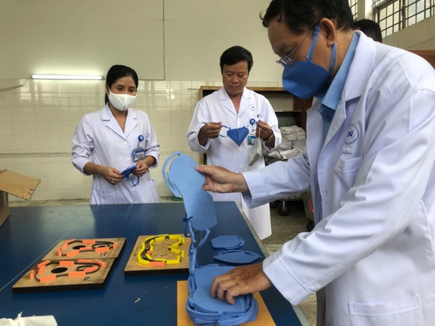 Khẩu trang vải kháng khuẩn tự sản xuất của các y bác sĩ