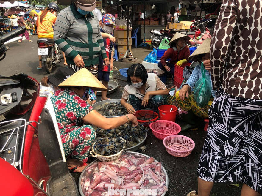 Trước 'bão' corona, cá lóc nướng vẫn đắt hàng ngày Thần Tài