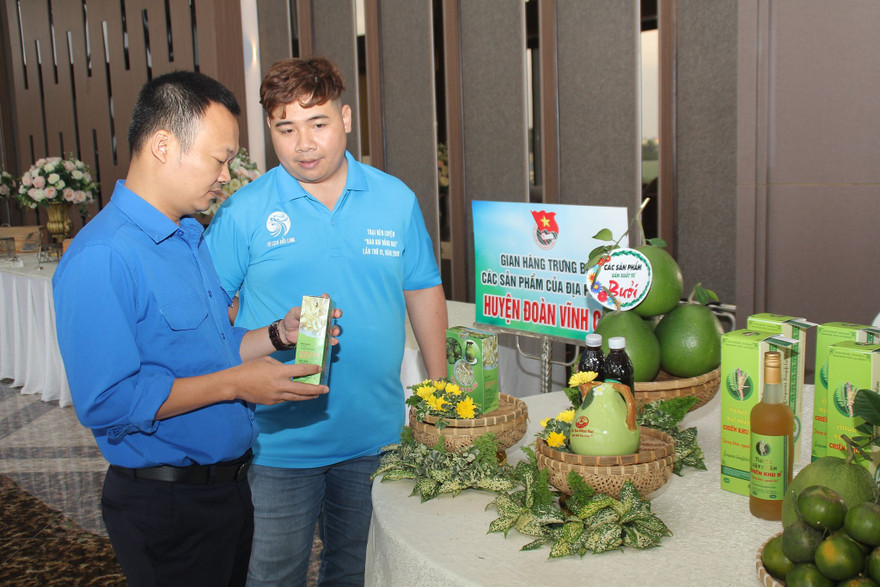 Tham quan sản phẩm của thanh niên tỉnh Đồng Nai