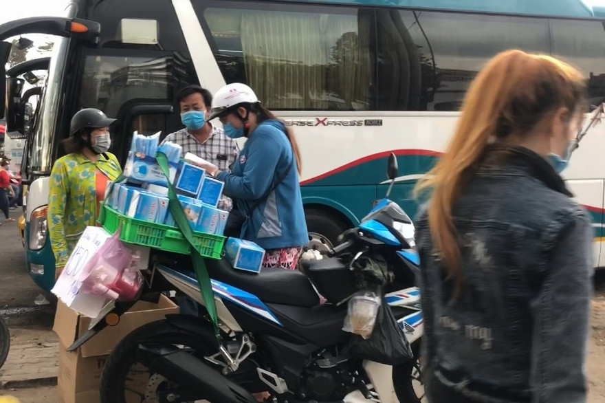 Khẩu trang y tế bán nhan nhản trên vỉa hè