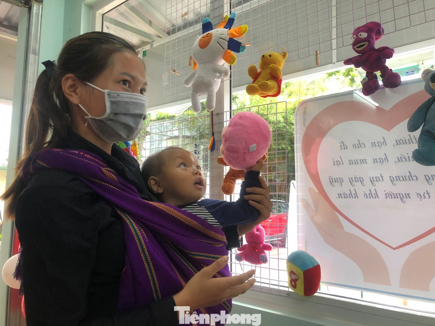 Bệnh nhân khó khăn lựa đồ tại gian hàng chia sẻ yêu thương