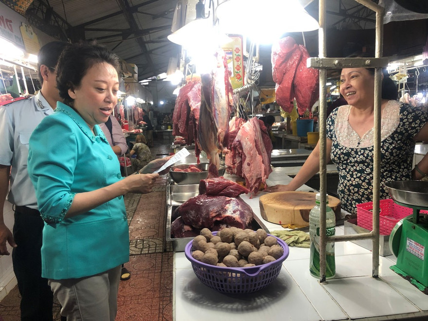 Bà Phạm Khánh Phong Lan, Trưởng Ban quản lý ATTP TPHCM kiểm thực phẩm dịp cận tết