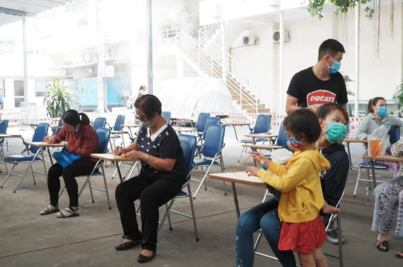 Người dân khai báo y tế (ảnh: HCDC)