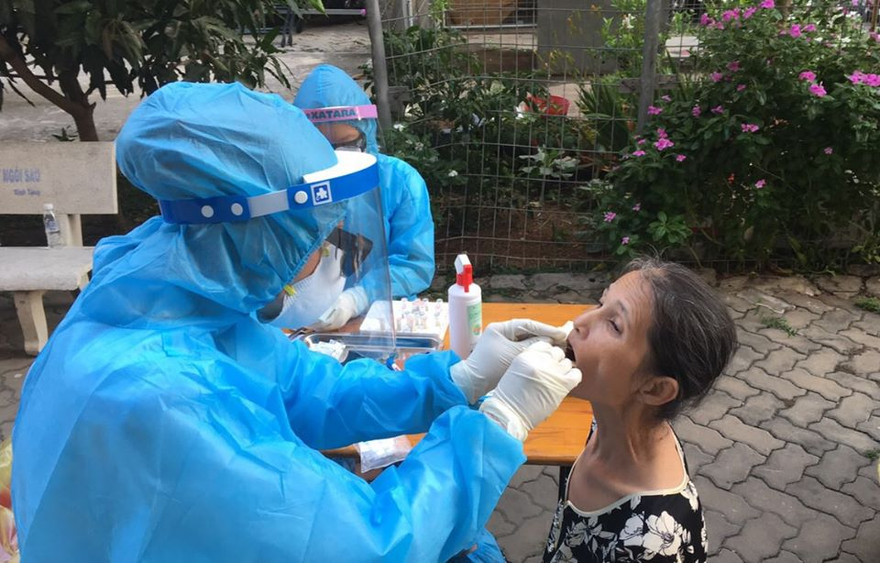 Lấy mẫu xét nghiệm COVID-19 (ảnh:HCDC)