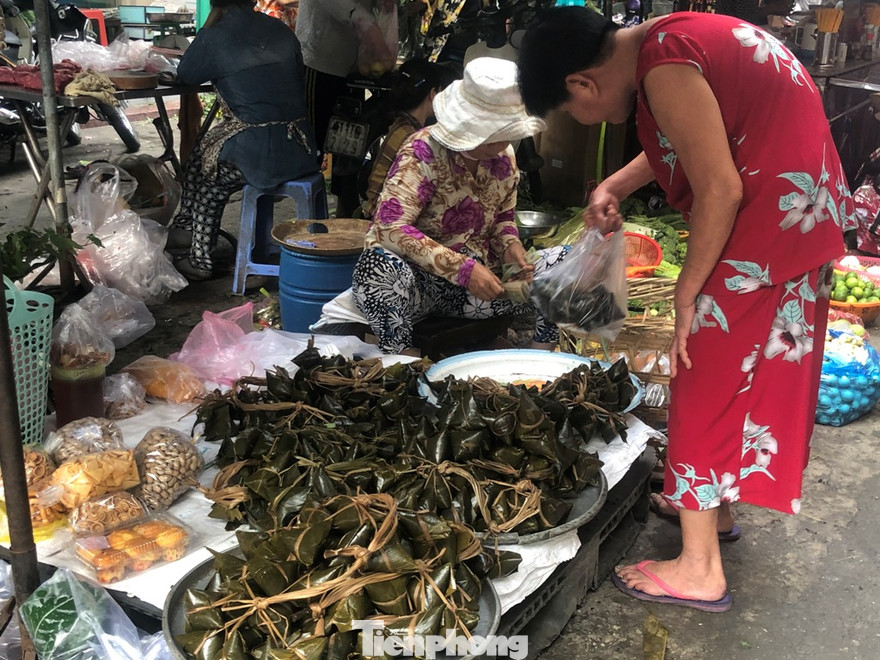 Sau dịch COVID-19, nhiều người đến chợ mua sắm trong ngày tết Đoan Ngọ mùng 5 tháng 5