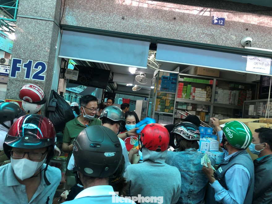 Chen lấn mua khẩu trang ngừa virus corona