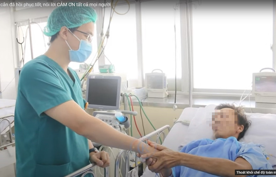 Bệnh nhân bị rắn cắn đã hồi phục (ảnh cắt từ clip)