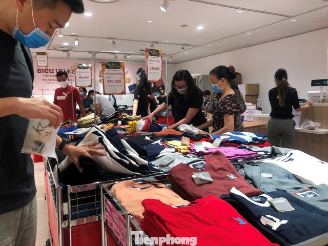 Khuyến mãi khi tái kinh doanh, trung tâm thương mại vẫn 'ế' chỏng chơ