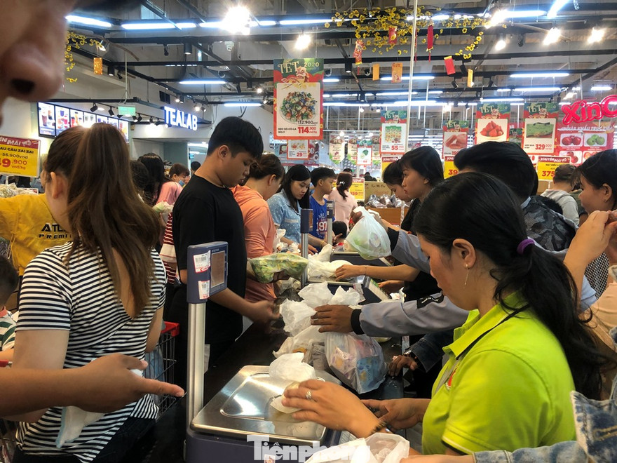 Xếp hàng mua thực phẩm tại siêu thị "thời" corona