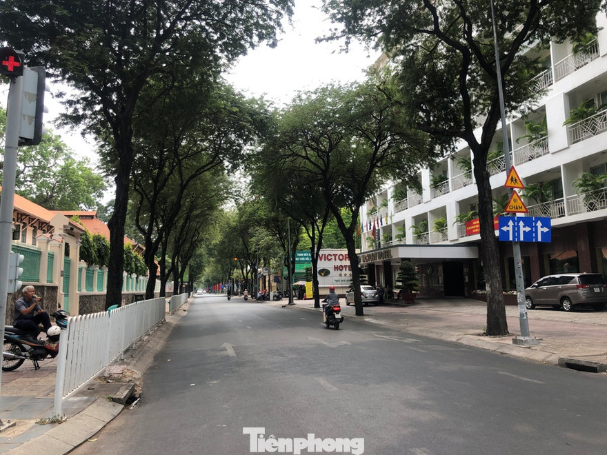 Sài Gòn ngày cuối tuần, nhiều tuyến đường thưa vắng