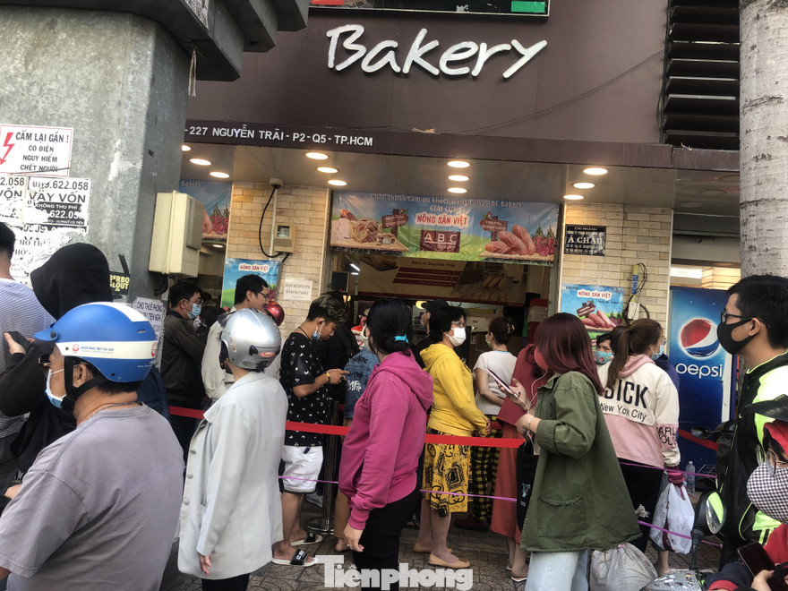 Dòng người xếp hàng dài chờ mu bánh mì thanh long