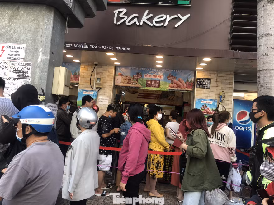 Dòng người xếp hàng dài chờ mu bánh mì thanh long