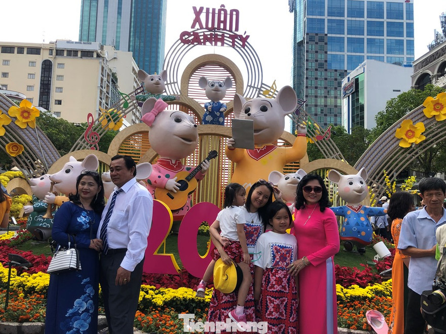 Dân Sài Gòn tận dụng những ngày nghỉ tết để du xuân