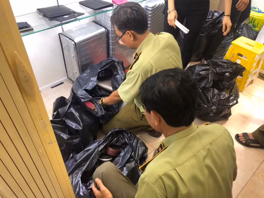 Lực lượng chức năng kiểm tra hàng giả, hàng nhái tại TTTM TPHCM