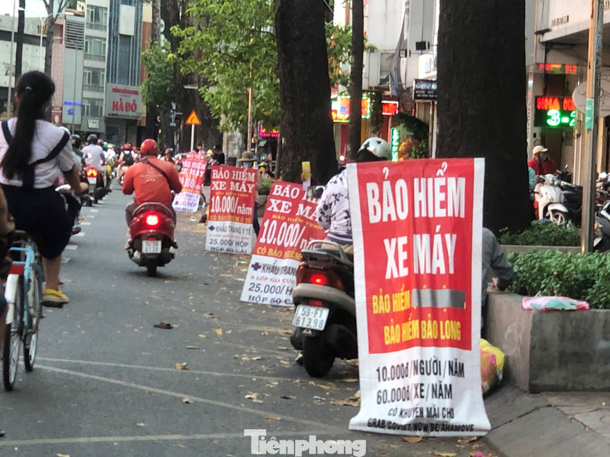 Bảo hiểm xe máy vỉa hè "siêu rẻ" bán trên nhiều tuyến đường Sài Gòn
