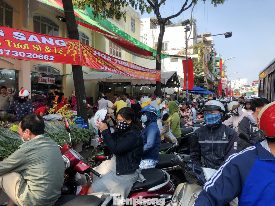 Khu vực chợ hoa Hồ Thị Kỷ gần như "vỡ trận" sáng 30 tết