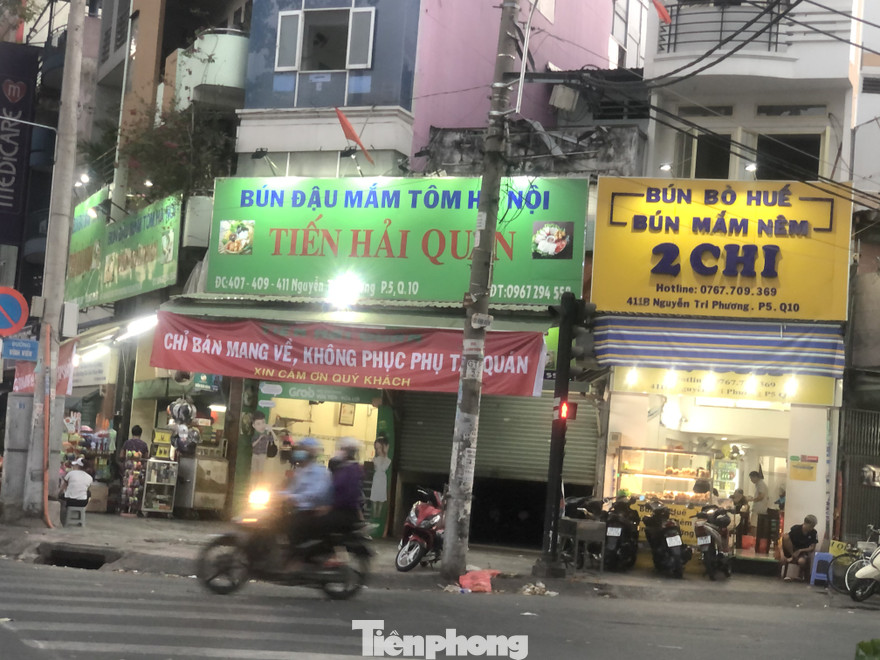 Hàng quán chuyển qua mô hình "take away" (mang đi)