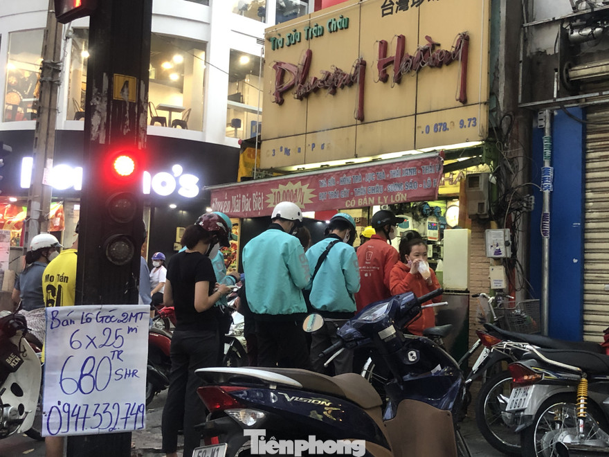 Tiệm trà sữa bán mang về rất đông người xếp hàng chờ mua đứng rất gần nhau