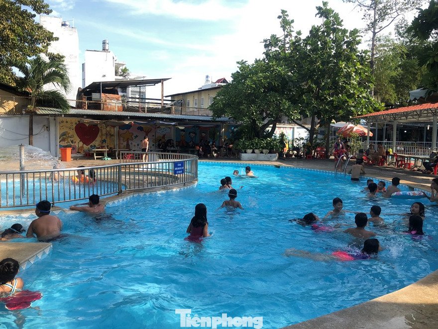 Hồ bơi mở lại, đông đảo trẻ em đến vui chơi