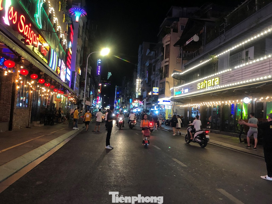 Gần nửa đêm, phố Tây Bùi Viện vẫn có khách đến vui chơi
