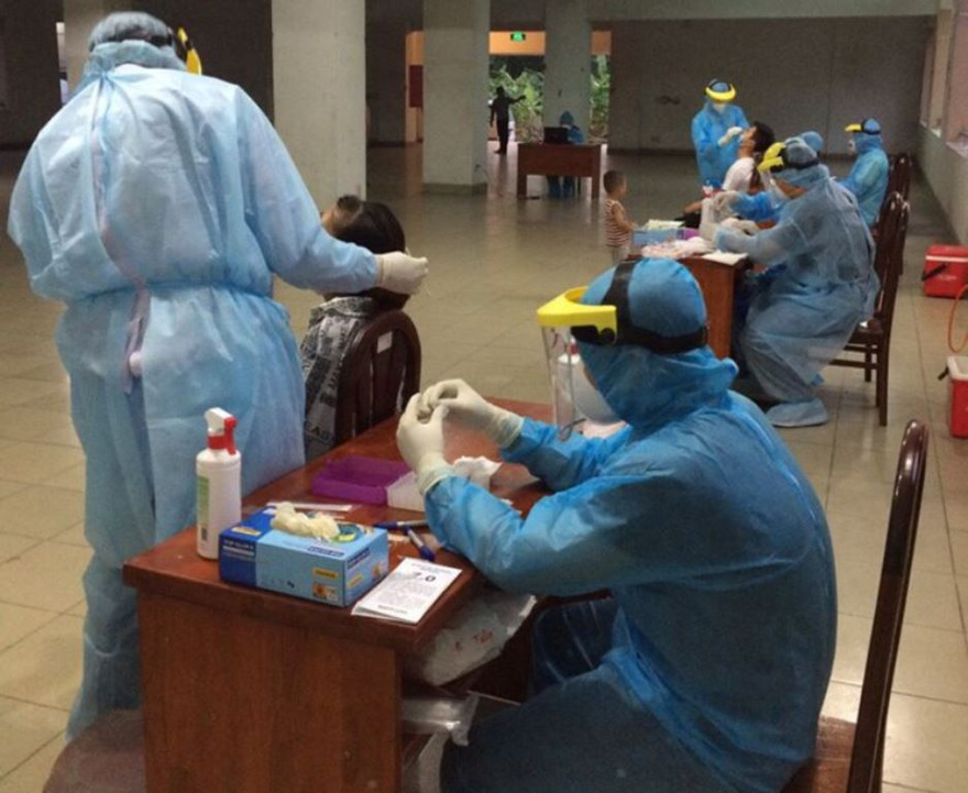 Lấy mẫu xét nghiệm COVID-19 (ảnh: HCDC)