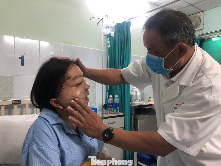 TS.BS Nguyễn Văn Thanh kiểm tra sức khỏe cho cô gái mang khối u 22 năm