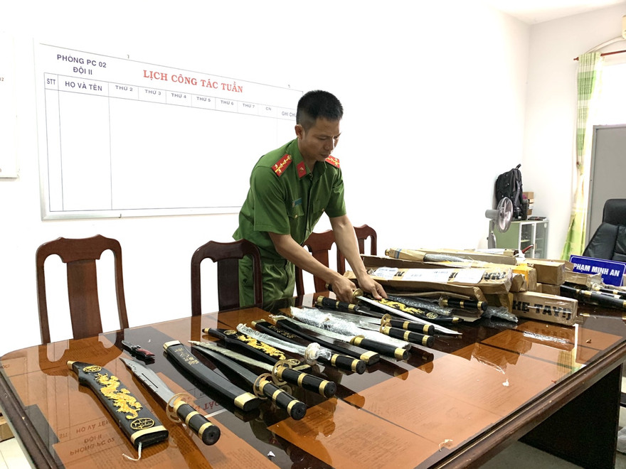 Vũ khí thô sơ bị công an thu giữ