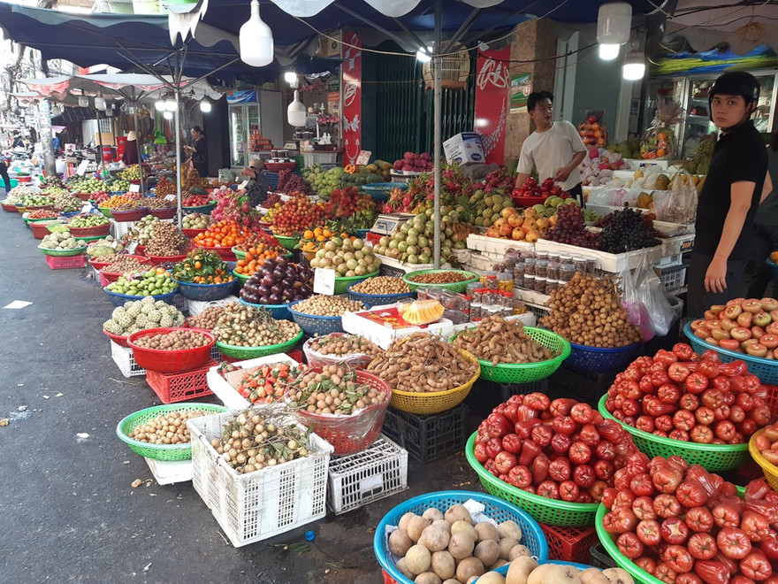 Trái cây chất đầy nhưng vẫn ế khách 