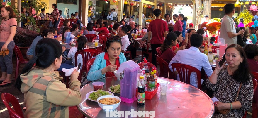 Quán ăn đông khách trong ngày đầu năm