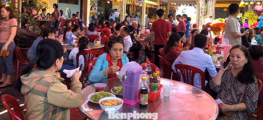 Quán ăn đông khách trong ngày đầu năm