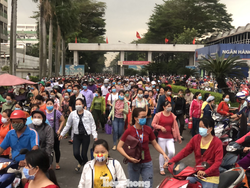 Dòng xe ken đặc, xếp hàng dài cả cây số chờ đón công nhân Pouyuen 