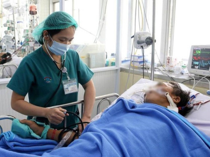 Người đàn ông bị rắn cắn đang được điều trị tại BV Chợ Rẫy (ảnh:BVCC)